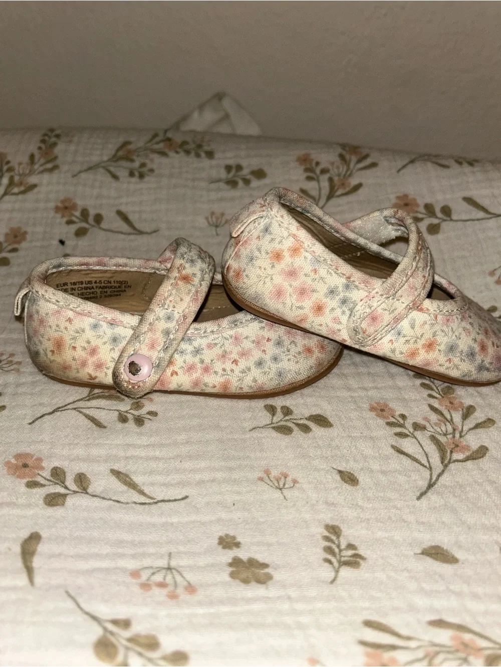 H&M Girls Floral Mary Jane Shoes in Pink, Cream and Gray